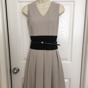 CALVIN KLEIN CREAM/BLACK PLEATED DRESS W/ BELT